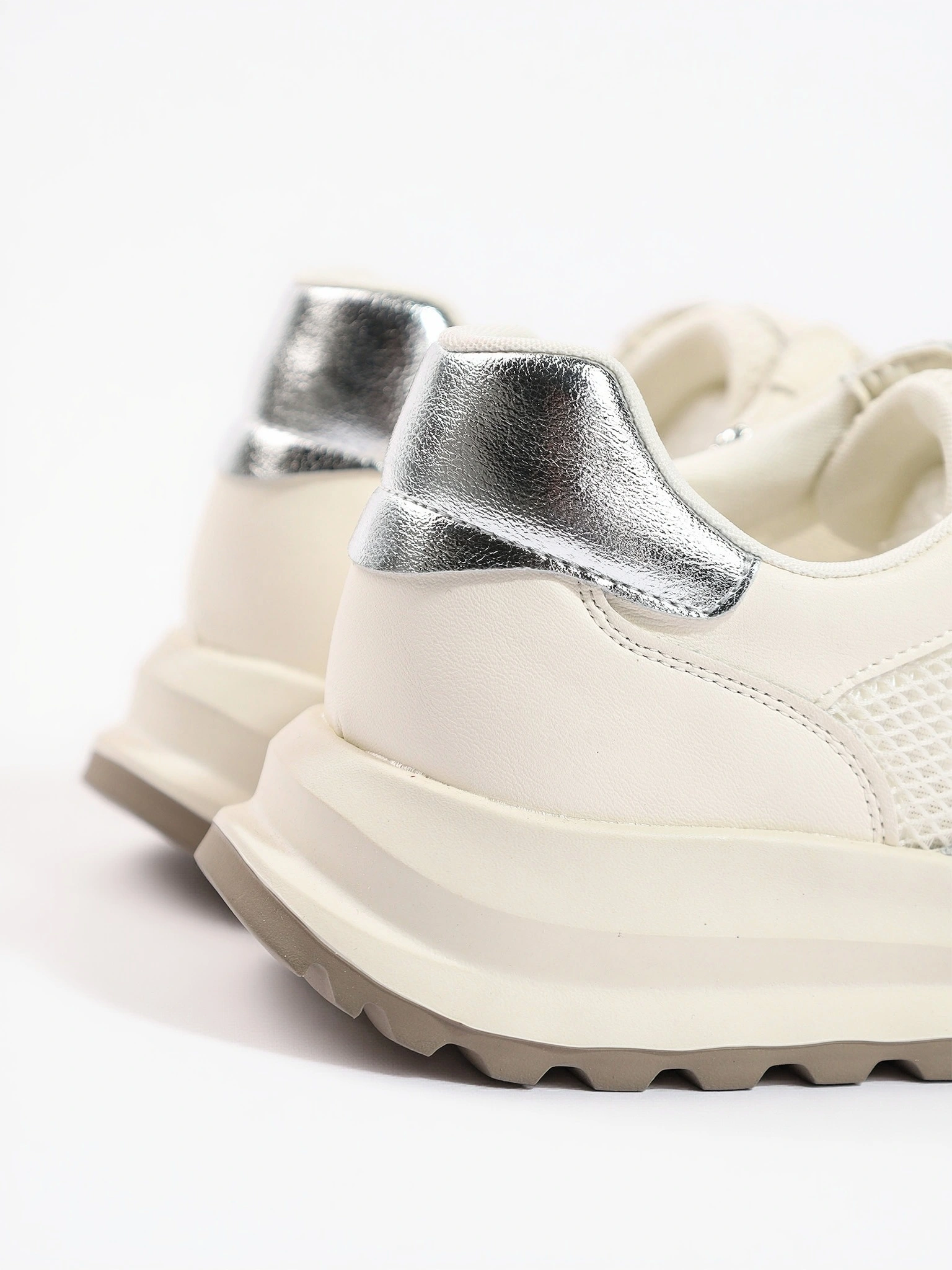 Кроссовки комбинированные белого цвета на средней подошве